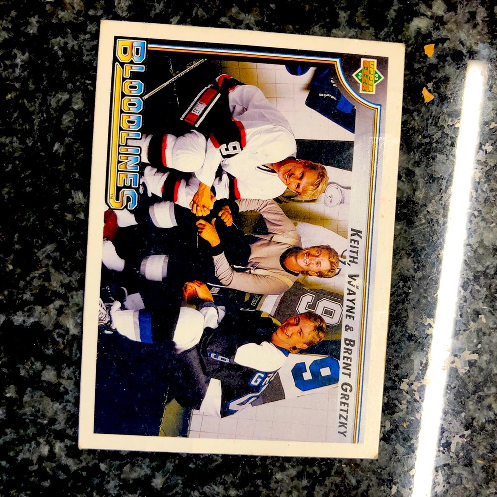 Bloodlines Gretzkys Collectible Hockey Upper Deck sports card!!